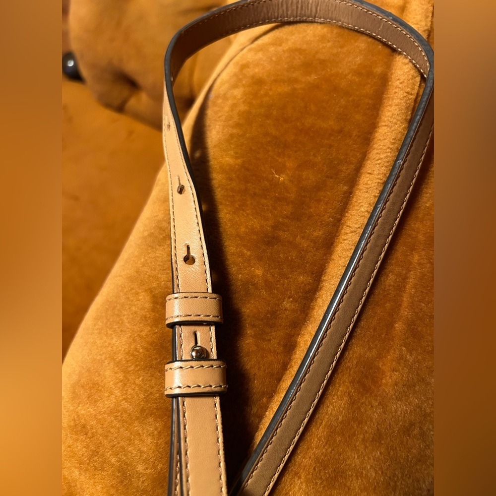 Michael Kors Camera Scout Collection Iphone
Leather Crossbody Bag - Picture 10 of 12